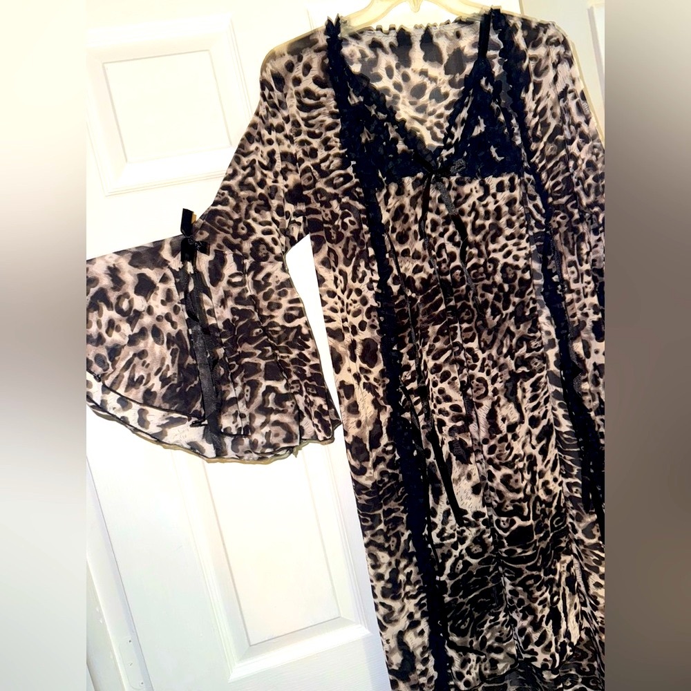 Women’s hot Night wear stretchy fabric . Leopard 🐆 print inner and upper gown